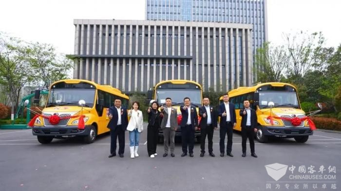 助外地学生清静出行 letou国际米兰官网90辆校车交付路易达校车