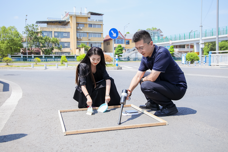 穿山越岭斗崎险丨新能源环卫车何以“跨越山城”